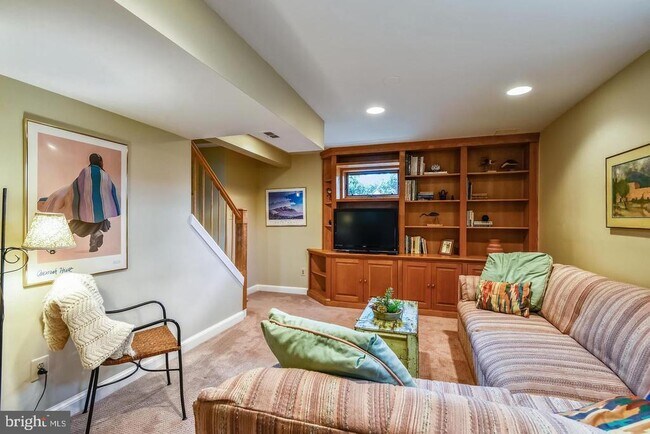 Building Photo - 1727 Oakcrest Dr