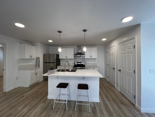 Building Photo - Bright and Modern Apartment with Stylish F...