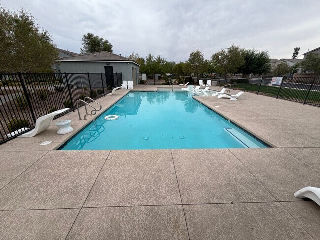 Building Photo - Beautiful Gated 3-Bed, 2.5-Bath Townhome i...