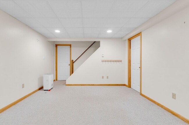 Building Photo - Family-Friendly 4-Bed Home with Pet-Friendly Yard and Pool in a Quiet Neighborhood