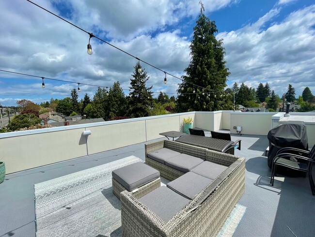 Building Photo - Sophisticated Greenwood Townhome with Views!