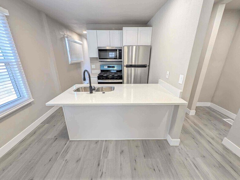 Building Photo - 433 E Bridge St