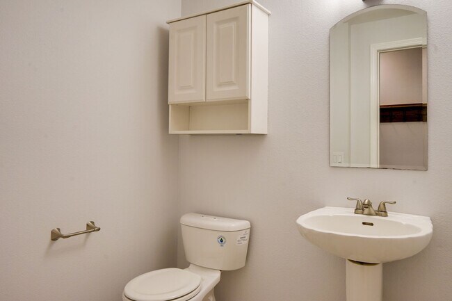 Building Photo - Kent Tri-level home