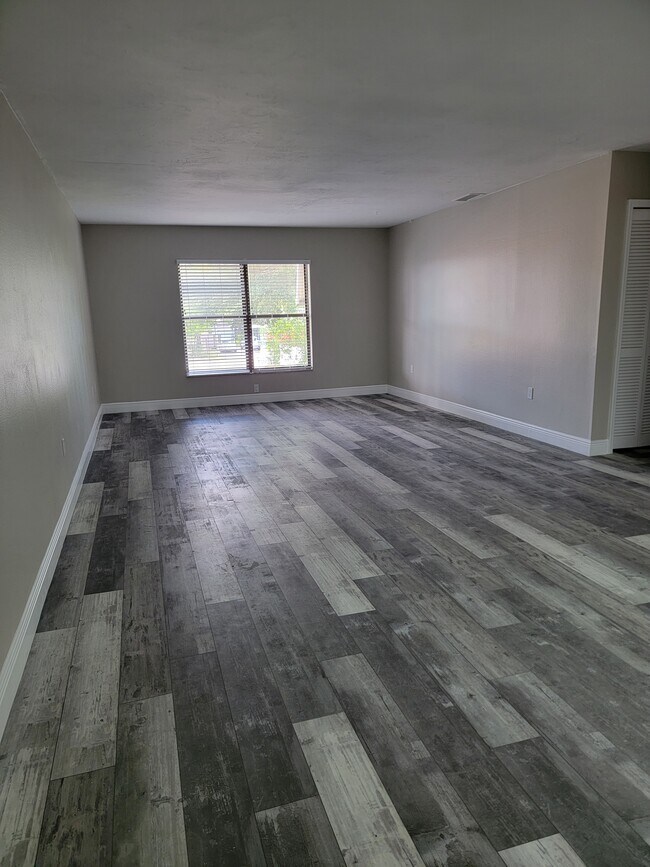 Building Photo - 5008 Manatee Ave W