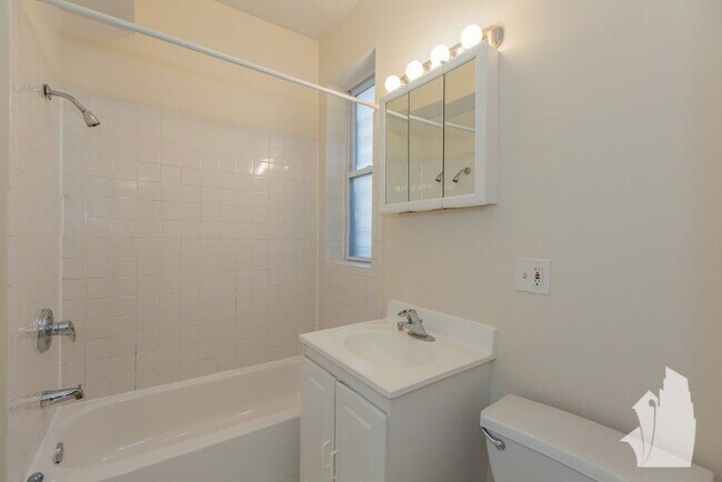 Building Photo - 859 W Cornelia Ave