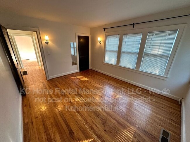 Building Photo - 207 W 51 Terrace