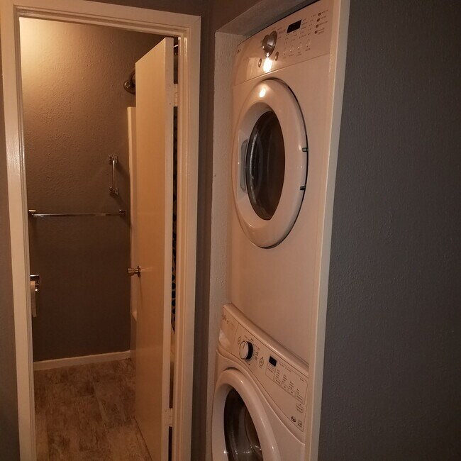 Building Photo - 1100 Augusta Dr