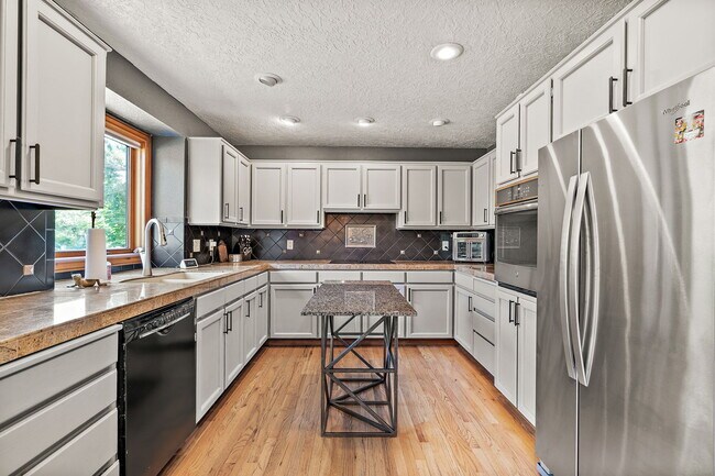 Building Photo - 4180 N Marcliffe Ave