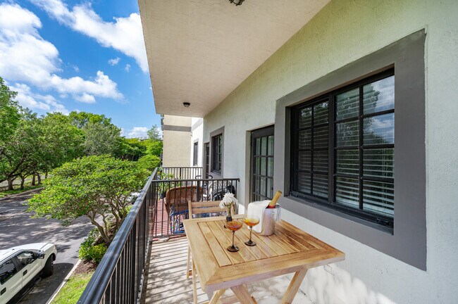 Building Photo - 2851 Riverside Dr