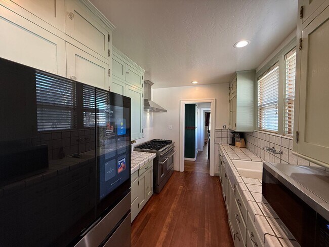 Building Photo - 3 Bedroom, 2 Bathroom charming Craftsman Style Home nestled in the heart of Tulare, CA