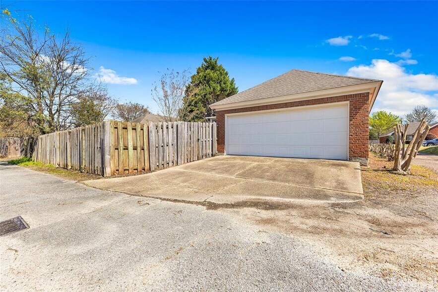 Building Photo - 2638 Queens Hollow Ct