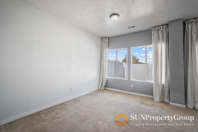 Building Photo - 1574 Calais Ct