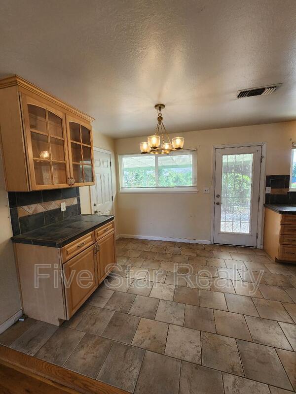 Building Photo - 544 Laurel Dr