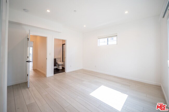 Building Photo - 246 N Dillon St