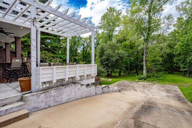 Building Photo - Historic Highland Road Beauty with Bayou V...