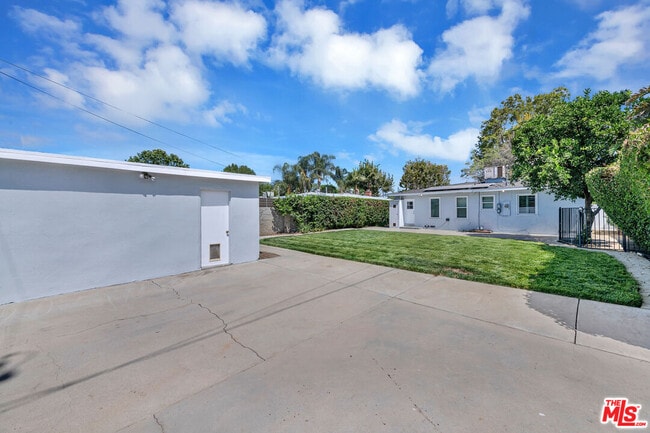 Building Photo - 18148 Hartland St