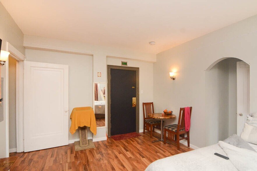 Building Photo - 1712 W Estes Ave