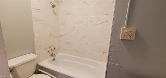 Building Photo - Beautiful CLE 4 bed/2 bath  - Available NOW!