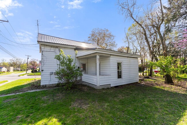 Building Photo - New Listing! 2 bed 1 bath