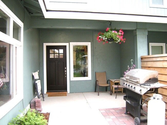 Building Photo - Townhome
