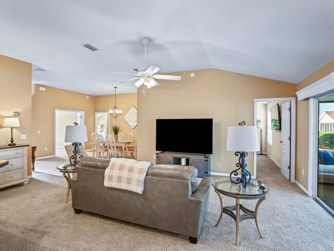 Building Photo - 3 bedroom 2 bath designer home