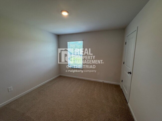 Building Photo - 4 Bedroom/3 Bath 2 Story House in Greensboro