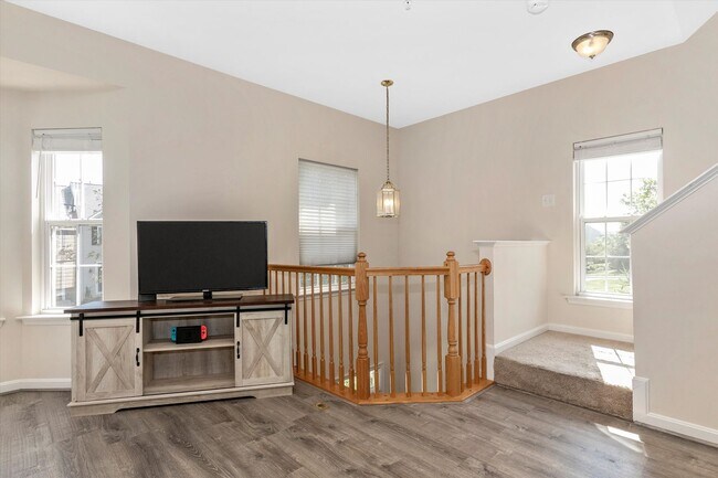 Building Photo - Twin Arch