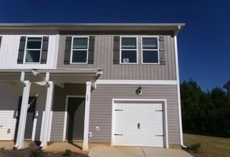 Building Photo - 404 Oakwood Dr NW