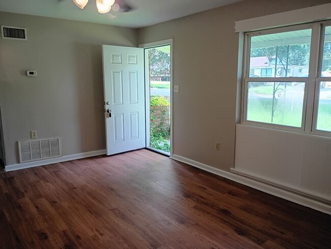 Building Photo - MOVE IN READY