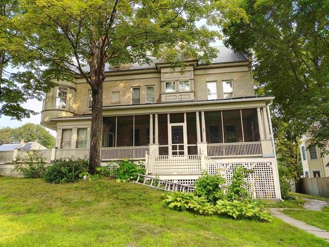 Building Photo - 113 School St