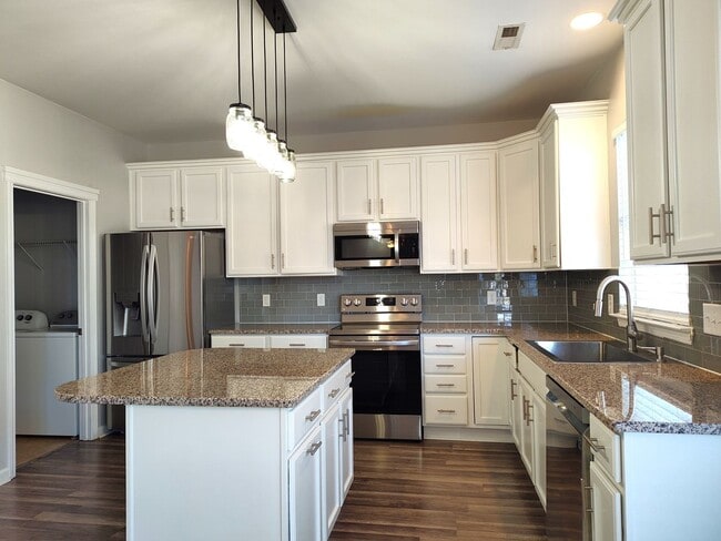 Building Photo - Pristine 4 bed, 2.5 bath Home Located in the Falcon Ridge Community!