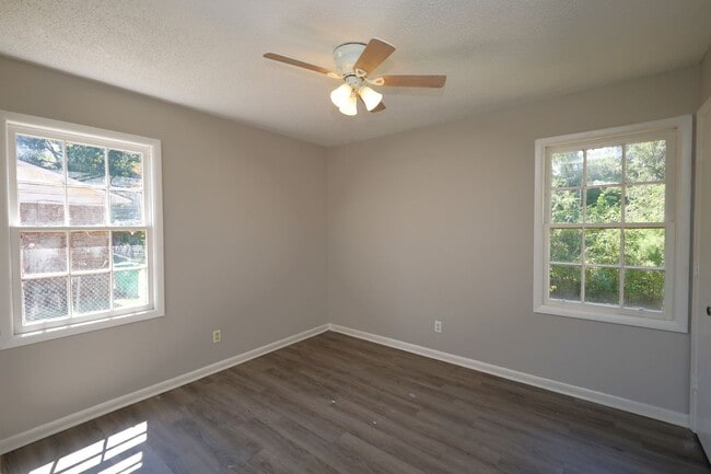 Building Photo - 612 Scott Dr