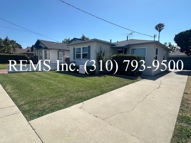 Building Photo - Fully Remodeled 3-Bedroom Home with 2-Car Garage & Private Yard
