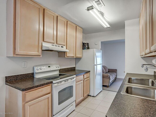 Building Photo - "Charming 3-Bed, 2- in Lakewood -