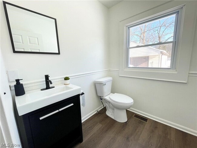 Building Photo - 250 Center Rd