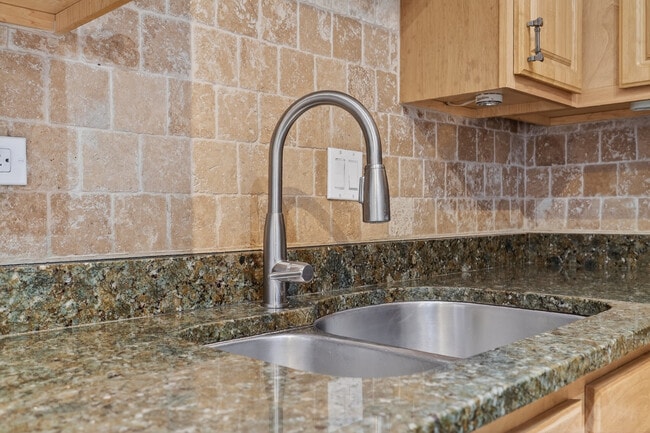 Building Photo - 3000 Bayside Dr