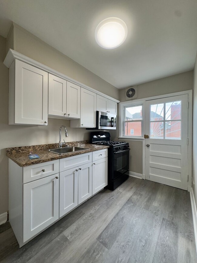 Building Photo - 433 Oakwood Rd