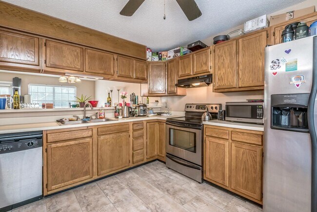 Building Photo - 2 Bedroom/2.5 Bath Spacious Condo in West ...