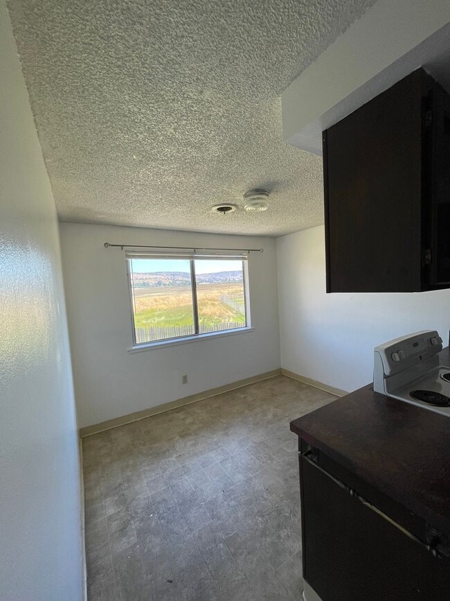 Building Photo - 3 bed 1 bath upstairs apartment with deck ...