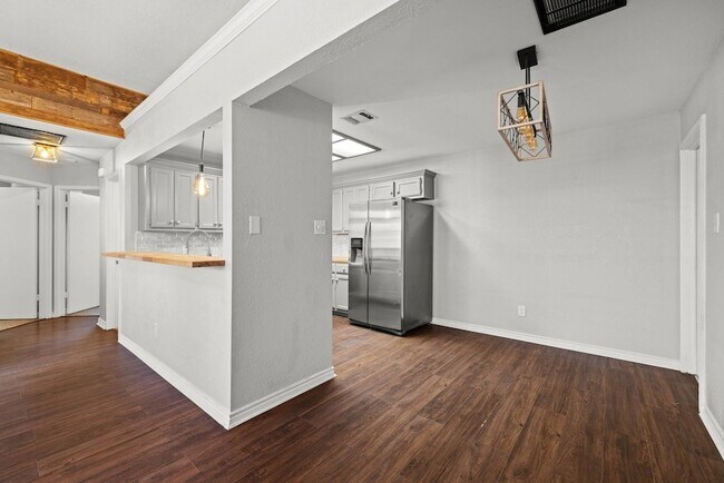 Building Photo - 820 Mica Ln