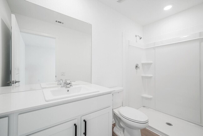 Building Photo - **Experience Modern Living in Valle Sol  T...