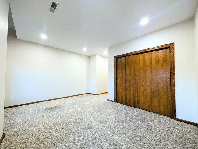 Building Photo - 700 Main St