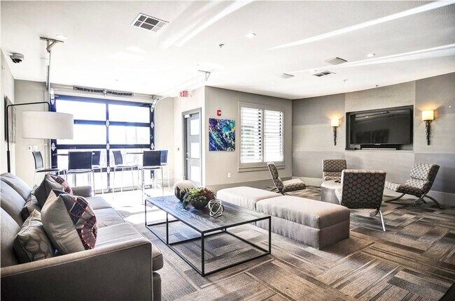 Building Photo - Sun Soaked Penthouse in Dallas