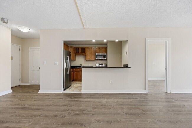 Building Photo - 45 River Dr S