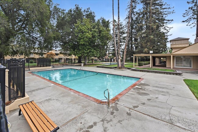 Building Photo - Fantastic 2-Bed, 2-Bath Townhouse with Pri...