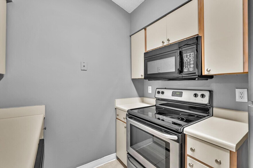 Building Photo - 2850 N Oakland Forest Dr