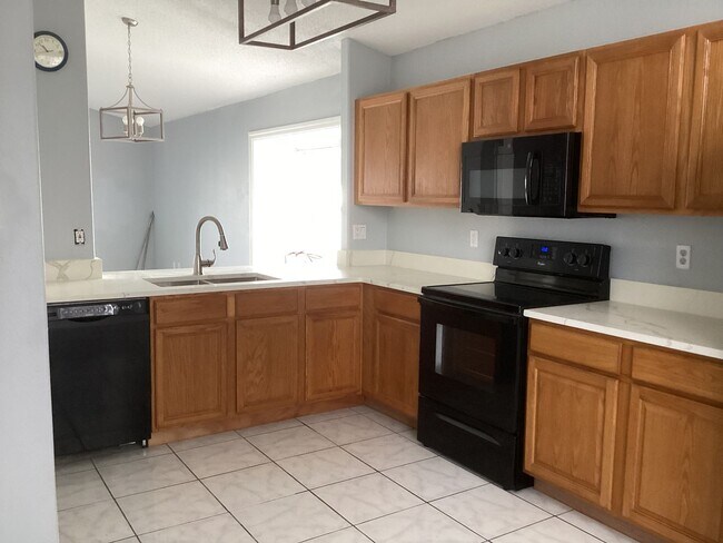 Building Photo - Beautiful Home 3x2