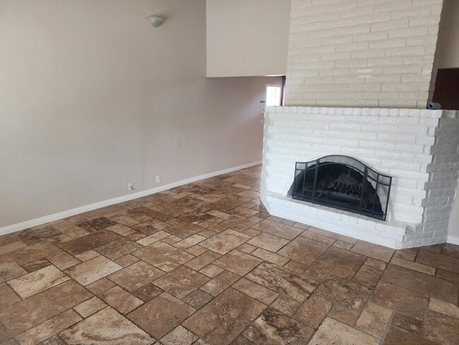 Building Photo - Single Level Fallbrook Home with 3 Bedrooms plus Office/Den.