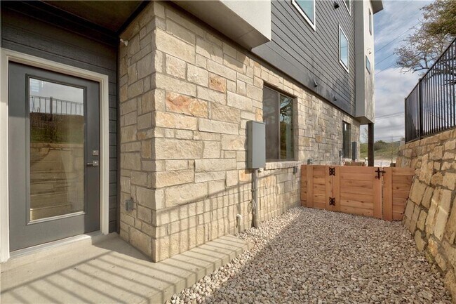 Building Photo - 2050 Lohmans Spur Rd
