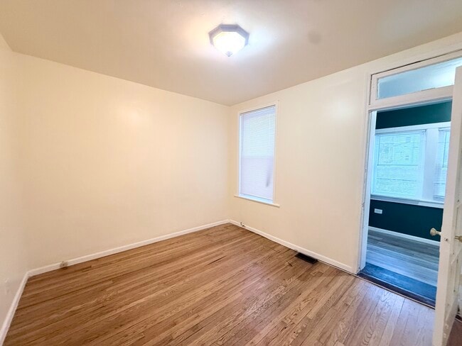 Building Photo - 7151 S East End Ave